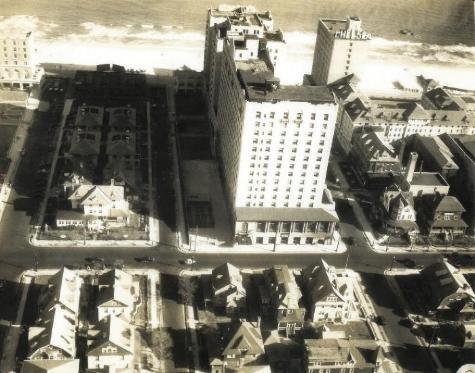 An early court (to left of white building) in Atlantic City, late 1930s