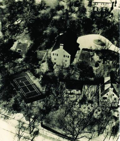Aerial view of the second court near Old Army Road in Scarsdale, New York (Oct. 1932). Ardsley Road is shown at bottom. The Cogswell house is at center. The Blanchard house on Seely Place is upper left. As shown, only three sides of the original court were screened.