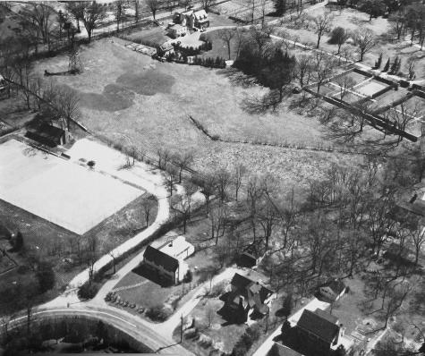 Aerial view of Fox Meadow Tennis Club in 1937. At the left stands the wind-mill in Crane Meadow, just below Church Lane. The first paddle court can be seen at the curve of the driveway.