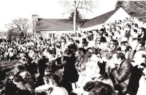 A large crowd gathers at Fox Meadow Tennis Club in Scarsdale, New York, to watch the final of the 1977 Men’s Nationals